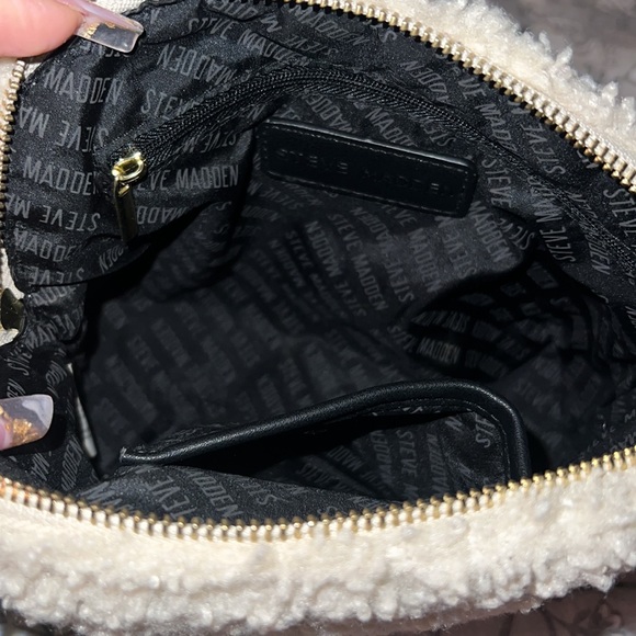 STEVE MADDEN FAUX FUR CROSS BODY BAG 🥰 - Picture 3 of 3